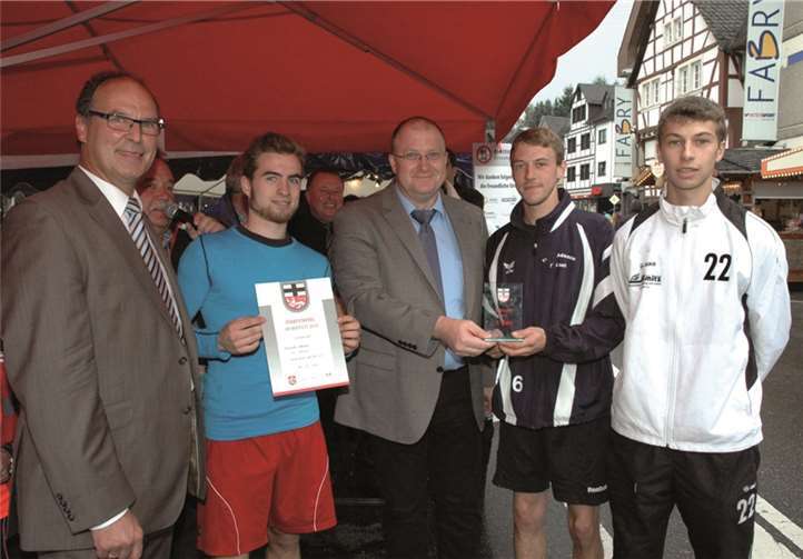 Glückwünsche für das Team der Freiwilligen Feuerwehr, das bei den Männern siegte, gab es von Verbandsgemeindebürgermeister Guido Nisius (Mitte) und Stadtbürgermeister Arnold Hoffmann. UM