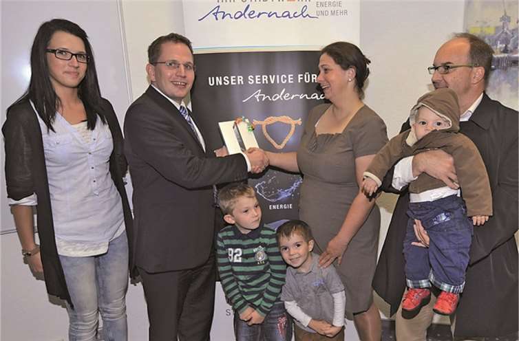 Glückwünsche für die Hauptpreisträgerin: Geschäftsführer Lars Hörnig (SWA) übergibt das iPad mini an Christina Murre und ihre Familie. privat