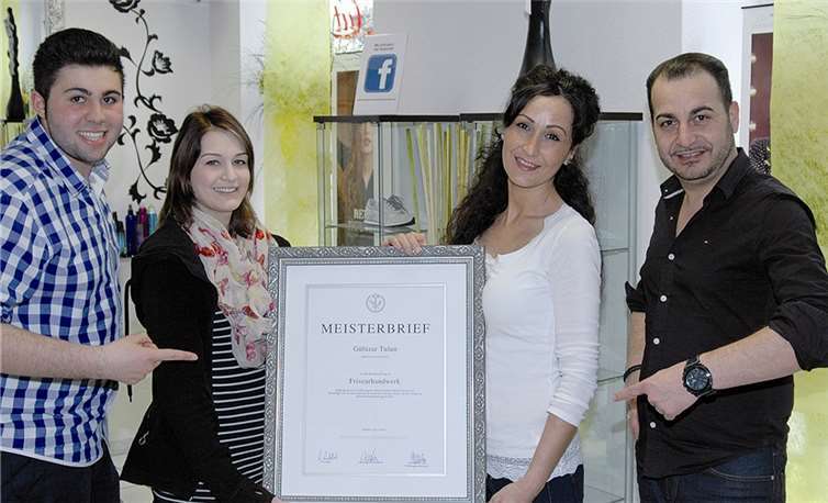 Glückwünsche für die Innungsbeste: Die Azubis Yasin Vural, Vanessa Prinz, die neue Meisterin Gülüzar Tulun und Ilyas Kabaklarli. -BL-