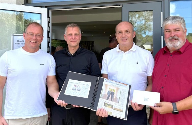 Glückwünsche für die Jubiläen und die bevorstehende Zusammenarbeit der Bestattungshäuser (von links): Jörg Lempertz, Bürgermeister VG Mendig, Marc Pfaffinger, Jürgen Mittler und Mendigs Stadtbürgermeister Achim Grün. 