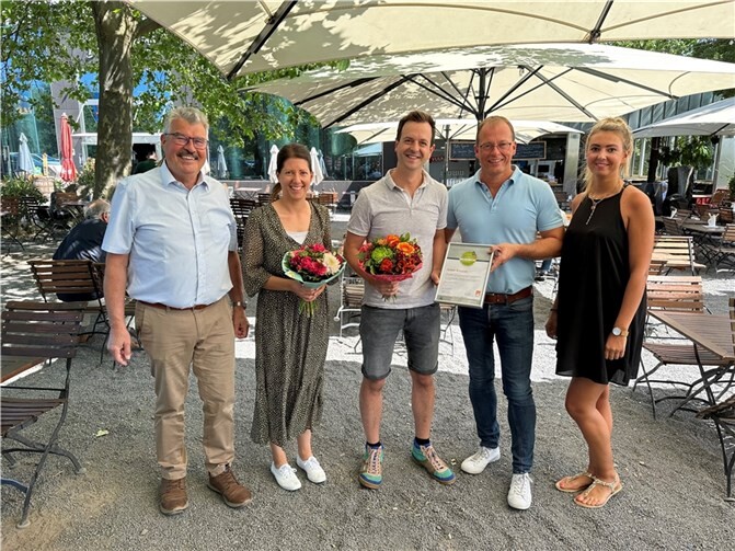 Glückwünsche für die erneute Zertifizierung „Qualitätsgastgeber Wanderbares Deutschland“ (von links): Hans Peter Ammel, Stadtbürgermeister Mendig, Annika Hück und Malte Tack, Vulkan Brauerei, Jörg Lempertz, Bürgermeister VG Mendig, und Julia Schweitzer, Tourist-Information Vulkanregion Laacher See.  Foto: VG-Verwaltung Mendig/Pauly