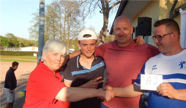 Glückwünsche gab es auch für die Zweitplatzierten aus Bonn-Bad Godesberg (v.l.n.r.) Lasse Stentenbach, Jörg Alshut und Geert Peers.