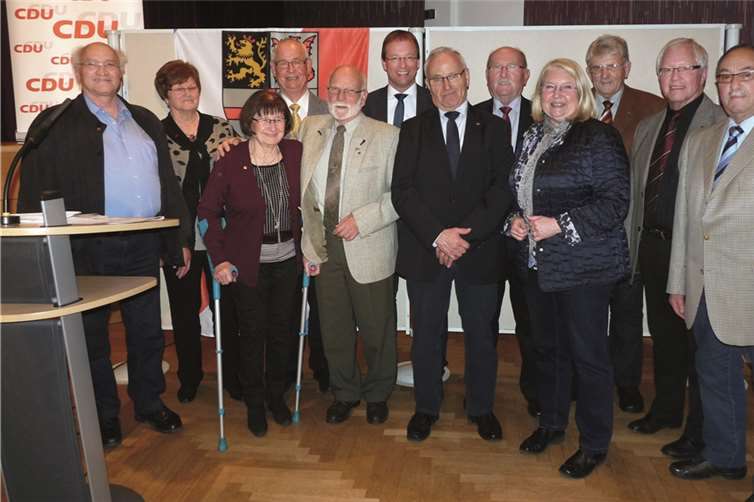 Glückwünsche gab es für den neu gewählten Vorstand um Theo Winkler (5. v. l.), der einstimmig als Vorsitzender im Amt bestätigt wurde.