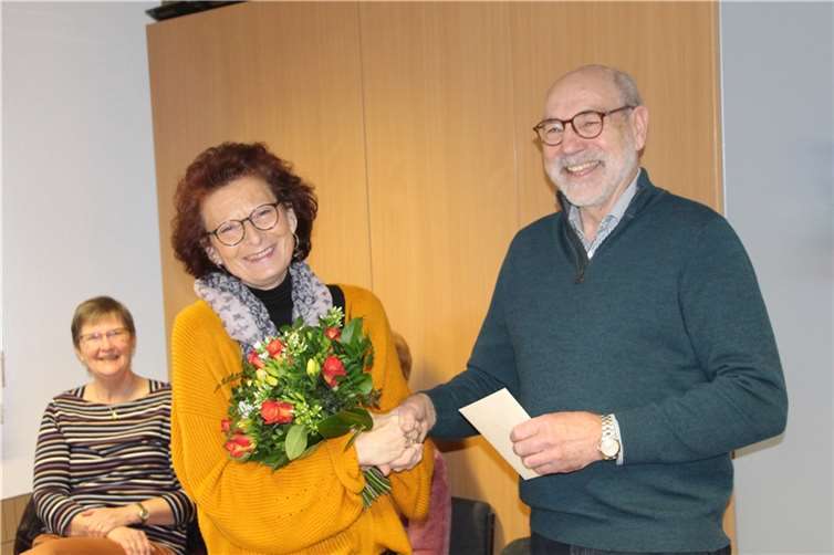 Glückwünsche kamen von Hermann Adams, der Brigitte Gröning einen bunten Frühlingsgruß mit Gutschein überreichte. Foto: Ralph Seeger
