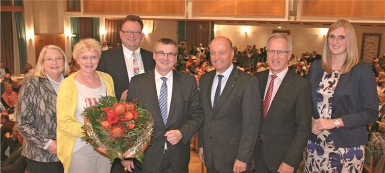 Glückwünsche und Blumen für den jetzigen und von der CDU designierten Landrat des Kreises Mayen-Koblenz: (V.l.) MdL Hedi Thelen, Dr. Saftigs Lebensgefährtin Monika Hoffmann, Kreistagsfraktionsvorsitzender Georg Moesta, Landrat Dr. Alexander Saftig, CDU-Kreisvorsitzender MdL Dr. Adolf Weiland, MdL Josef Dötsch und Kreistagsmitglied Selina Reim.WE