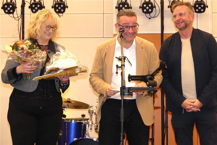 Neues Bürgerhaus von Mertloch eingeweiht Glückwünsche und Präsente gab es überdies von Landrat Marko Boos und MdL Torsten Welling.