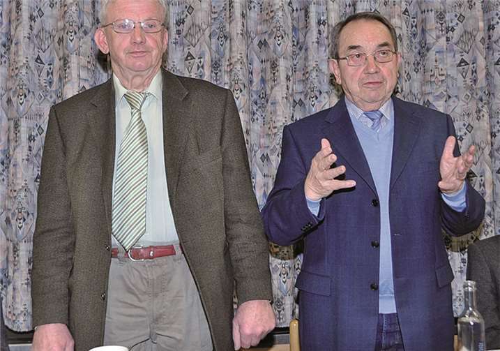 Glückwünsche vom alten Vorsitzenden Gottfried Groß (re.) an den „Neuen“, Walter Kuhl.