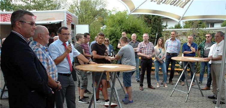 Glückwünsche vom leitenden Baudirektor (v. li): 1. Kreisbeigeordneter Horst Gies, Ortsbürgermeister Erwin Kessel, leitender Baudirektor Bernd Cornely. UM