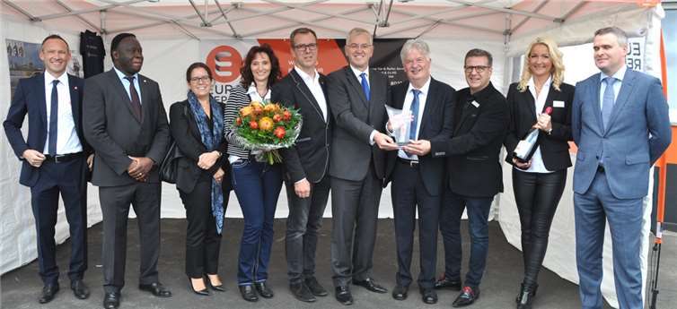 Glückwünsche von höchster Stelle für die Familie Nett. In der Mitte Philippe Danger (Direktor International Peugeot-PSA Konzern), und Mayens Bürgermeister Rolf Schumacher mit der Familie Achim und Jürgen Nett.