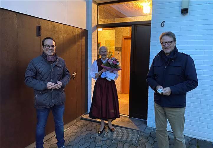 Glückwünsche zum Ehrentag: CDU-Vorsitzender Rainer Friedrich (im Bild rechts) und Fraktionsvorsitzender Joachim Kühlwetter überraschten Erika Meyer zu Drewer mit einem Blumenstrauß.Quelle: CDU Meckenheim