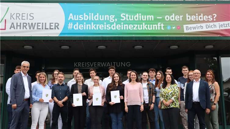 Glückwünsche zum bestandenen Abschluss sowie zum Ausbildungsbeginn bei der Kreisverwaltung. Foto: Wicher / Kreisverwaltung Ahrweiler