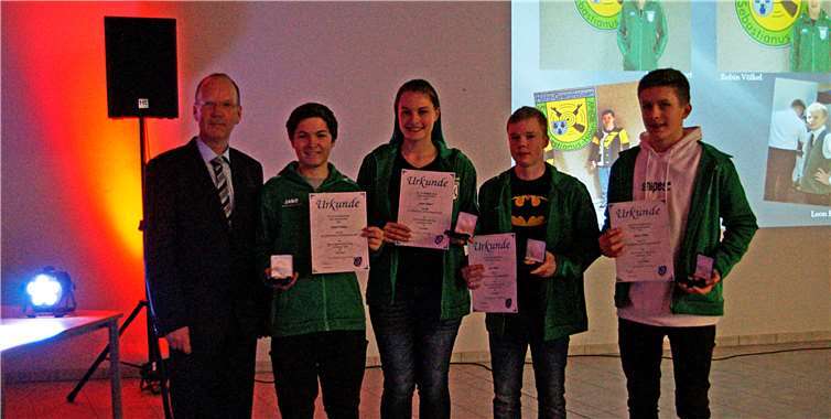 Glückwunsch an die Schützenjugend: (v.l.) Thilo Becker, Daniel Fischer,Leonie Kauert, Robin Völkel und Leon Hanak. Fotos: MIH