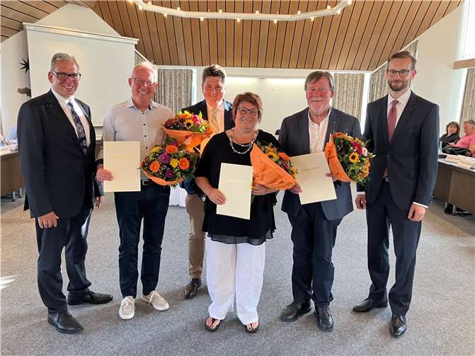 Glückwunsch an die frisch gewählten ehrenamtlichen Beigeordneten: (Mitte v.l.) Volker Lopp, Gunnar Bach, Ute Kühchen und Udo Schöfer. Es gratulierten der Erste Beigeordnete Andree Stein (l.) und Bürgermeister Ulrich Richter-Hopprich.  Foto: VG Montabaur