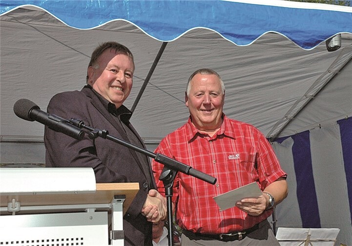 Glückwunsch und Scheck für die Jugendarbeit vom Landrat.
