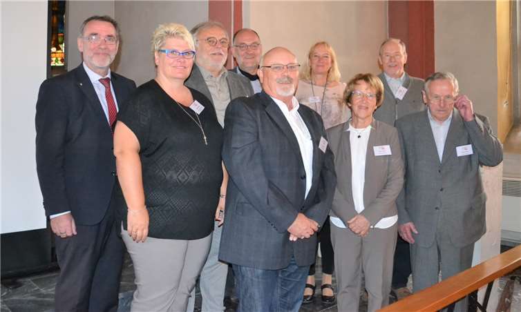 Glückwunsch zum 20-jährigen Jubiläum! (Vordere Reihe v.l.) Birgit Krämer (stellvertretende Vorsitzende), Willi Wagner, Ruth Cremer, Anton Adams, (hintere Reihe v.l.) Werner Steffens, Harald Schmidt, Pfarrer Ingo Schrooten, Birgitt Loser-Hees und Dietrich Tramm. Foto: E.T. Müller