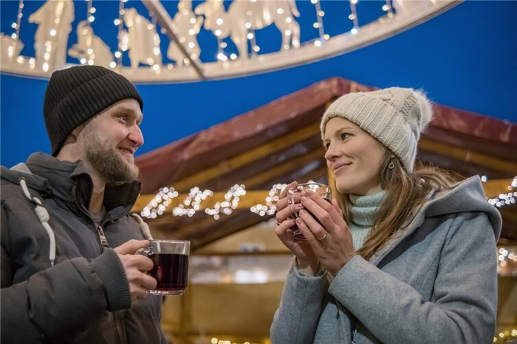 Glühwein-Pause im Weihnachtsdorf. 