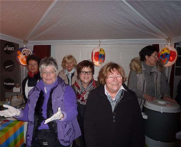 Glühwein ausschenken und Waffeln für einen guten Zweck backen ist wieder angesagt.Privat