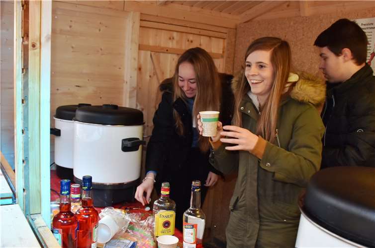 Glühwein, der durch Gin oder Aperol ziemlich alkohollastig war, boten Burschen und Maimädchen an.