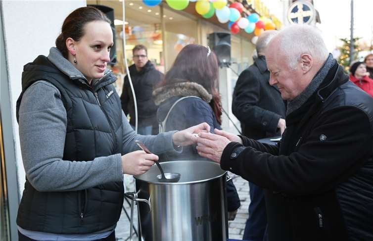 Glühwein gab es von Café-Chefin Bianca Reichwein.