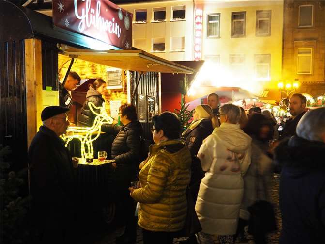 Glühwein, ist der Klassiker auf dem Weihnachtsmarkt.