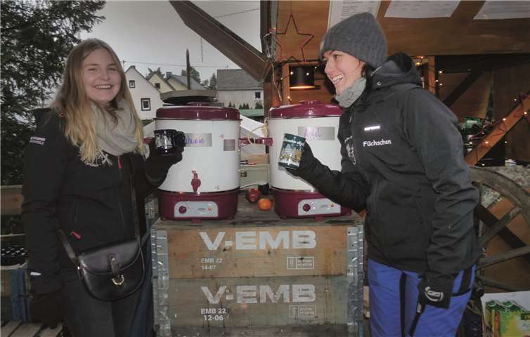 Glühwein und Apfelpunsch waren im wahrsten Sinne des Wortes heiß begehrt.