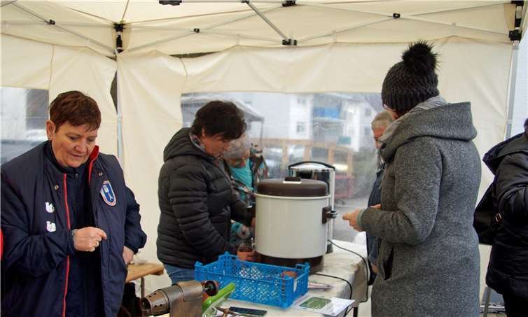 Glühwein und Kinderpunsch wärmten von innen. Die ersten 100 Becher Glühwein wurden übrigens kostenlos ausgeschenkt.