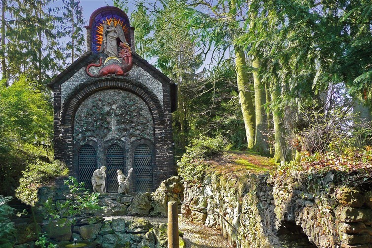 Gnadenkapelle im ParadiesgartenMaria im Strahlenkranz