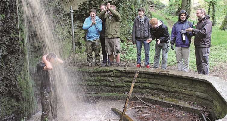 Gnadenlos ergoss sich die braune Brühe des angestauten Hähnerbach-Wasserfalls über Julian Muss. DL