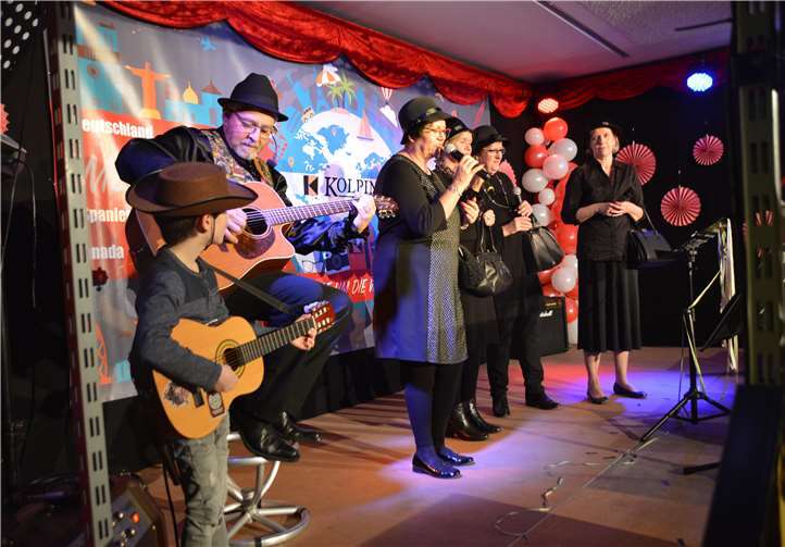 Gnadenlos schwarzer Humor: Die schwarzen Witwen alias Flotte Hüpfer trugen vor, wie sie ihre Gatten ins Grab gebracht haben.