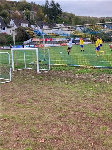 Goalgetter Timo Schmidgen bei einem seiner drei Treffer. Quelle: SG Vinxtbachtal-Brohl