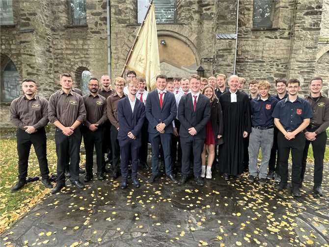 Der Kirchgang gehört zur Feldkircher Kirmes Gönnersdorfer, Hüllenberger und Wollendorfer Burschen mit den drei Maikönigen und Pfarrer Jörg Eckert vor der 800 Jahre alten Feldkirche. Foto: Sabine Kamp