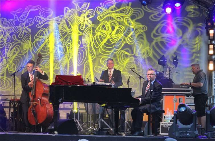 Musik und Unterhaltung im Einklang Götz Alsmann und Band bildeten den Abschluss des ersten Festival-Wochenendes.