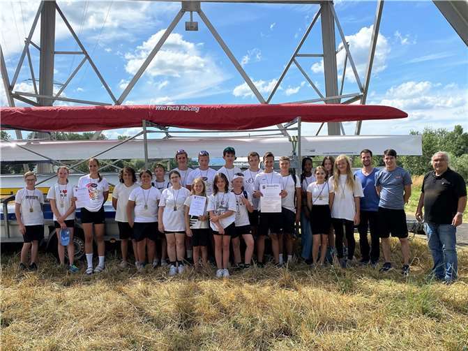 Gold, Silber und Bronze, alle Schülerinnen und Schüler gewannen eine der begehrten Medaillen. Rechts die Betreuer und Lehrer aus Schule und Verein (v.r.n.l.) Michael Hippert, Jonas Weber und Timo Sesterhenn.  Foto: Felix Bischof