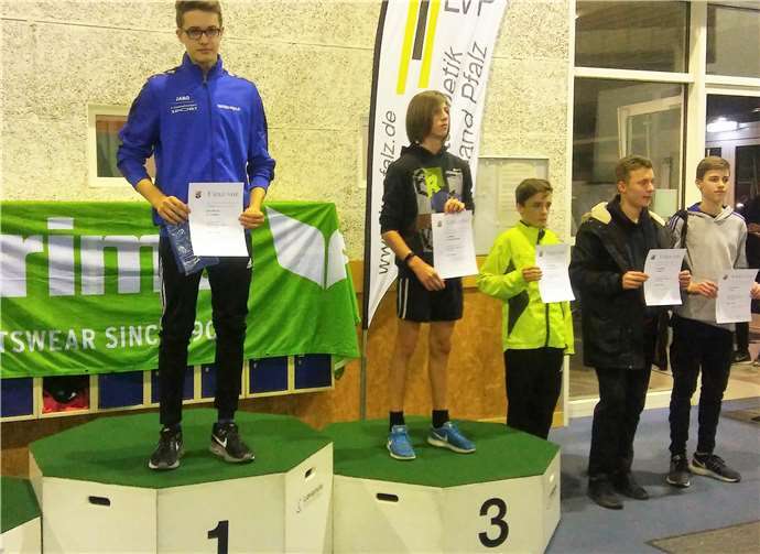 Gold bei der Siegerehrung für 300m.