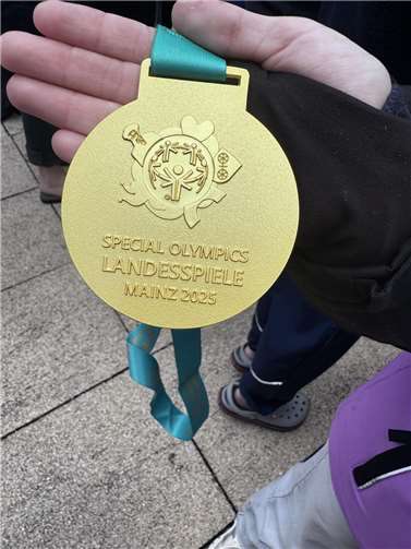 Goldene Erinnerung: Eine von vielen Medaillen, die die jungen Sportlerinnen und Sportler mit nach Hause nehmen durften.