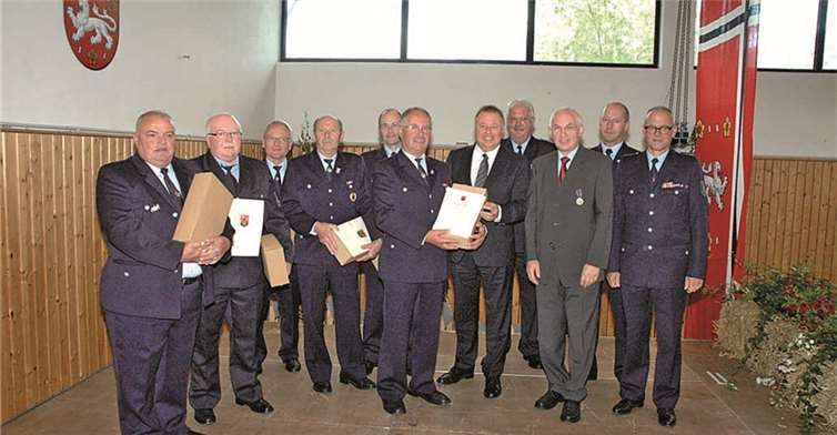 Goldene Feuerwehr-Ehrenzeichen v.li. Walter Jütte, Erich Koch, Gottfried Lussi, Stephan Esch, Heinz Löhr, Alfred Esch, Landrat Jürgen Pföhler, Vorsitzender Kreisfeuerwehrverband Eduard Krahe, Bürgermeister Hermann-Josef Romes, Wehrleiter Dieter Merten, stellvertretender KFI Gerd Oelsberg.