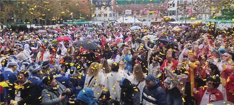 Goldener Konfettiregen auf dem Münzplatz