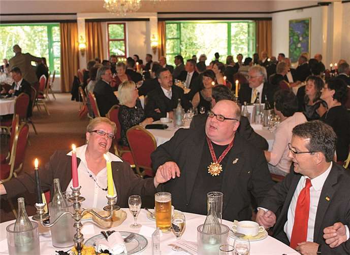 Goldener Narr 2015“- Preisträger Andreas Schmitt schunkelnd mit Gemahlin freute sich ebenfalls über die Auszeichnung.