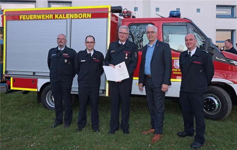 Goldenes Feuerwehr-Ehrenzeichen für Frank Linnarz.  Foto: Werner Dreschers