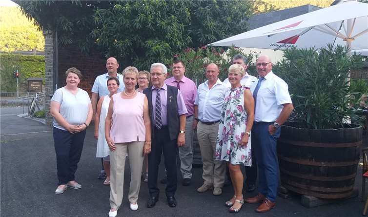 Goldjubilare Edgar und Marita Flohe (im Vordergrund) mit Teilen des Vorstandes des SV Walporzheim Foto: Monika Schumacher