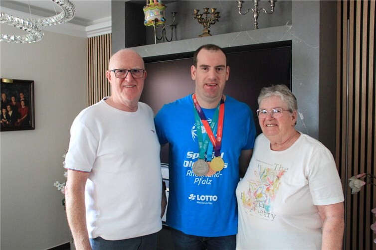 Goldmedaillengewinner Thorsten Baltes mit seinen Eltern Dietmar und Angelika in ihrem Haus in Wassenach.  Foto: GS