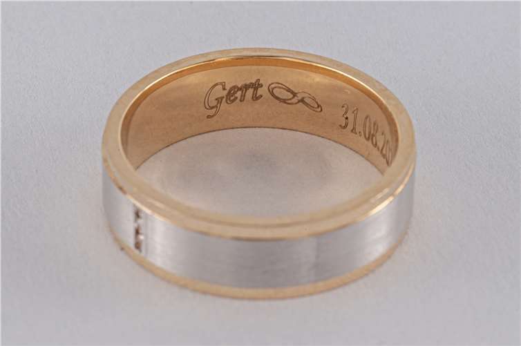 Goldring mit Gravur „Gert 8 31.08.2023“ 
