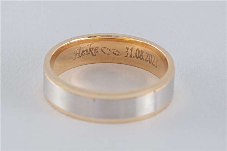 Goldring mit Gravur „Heike 8 31.08.2023“. 