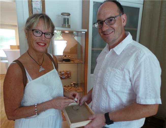 Goldschmiedemeister Kirsten mit einer Besucherin: Der ausgefallene Ring lässt Frauenaugen leuchten.  Gemeinde Wachtberg/mf