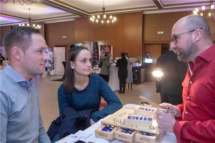 Goldschmiedemeister Ralph Retterath beriefzahlreiche Brautpaare hinsichtlich des optimalen Eherings.