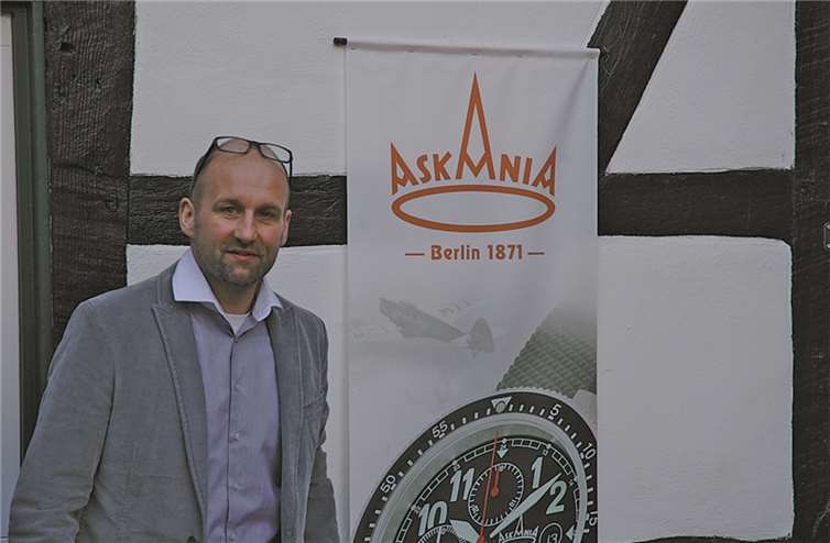 Goldschmiedemeister Ralph Retterath vor seiner neuesten Uhrenlinie.