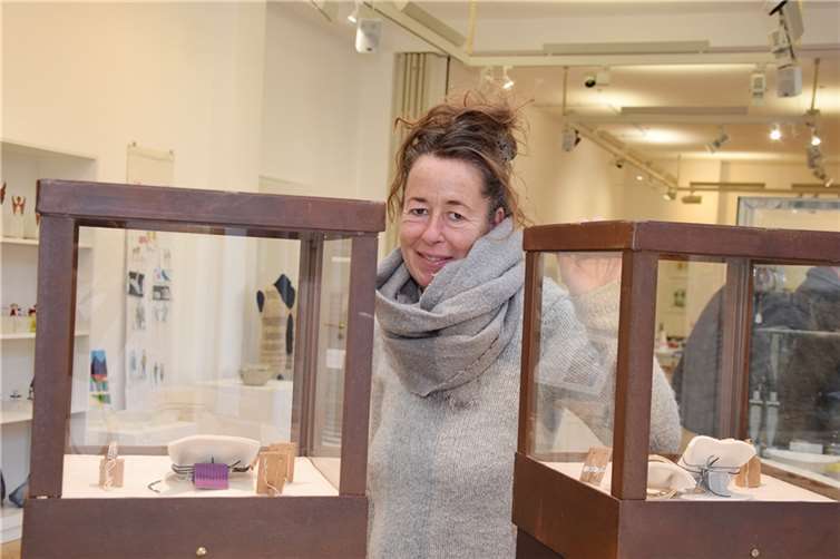 Goldschmiedemeisterin Petra Hagenau aus Bad Neuenahr-Ahrweiler ist mit einer besonderen Geschichte in der HwK-Ausstellung vertreten, denn in der Flutnacht Mitte Juli wurde ihr Betrieb samt Schmuck ein Opfer des Hochwassers. Die wenigen Schmuckstücke, die ihr blieben, stellt sie nun in der Winterausstellung aus.Foto: HwK