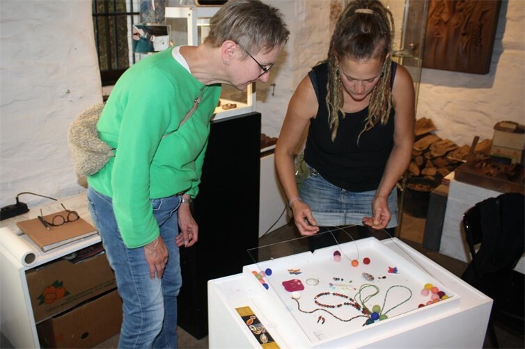 Goldschmiedin Katharina Herudek wartete in der alten Vogtei mit ihrem kunst- und fantasievoll gefertigten Schmuck auf.