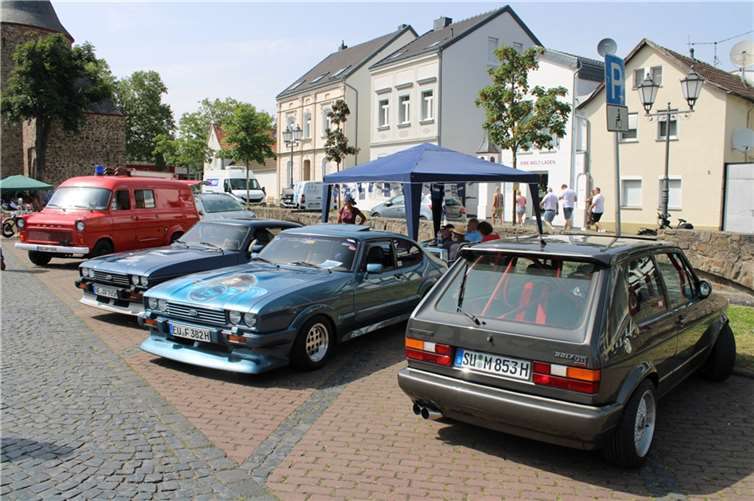 Golf, Ford Capri und ein historisches Feuerwehrfahrzeug in perfekter Symbiose.