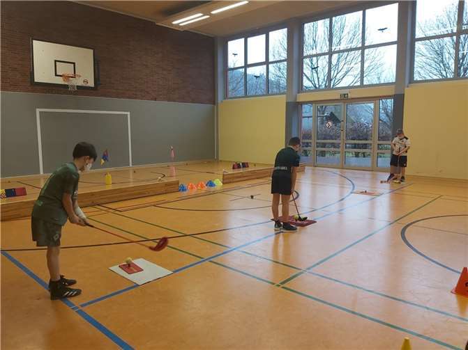 Golfspielen im Winter - kein Problem für die Schüler der GS Ediger-Eller. Fotos: privat